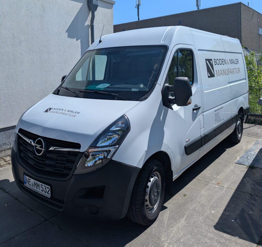 Weisser Lieferwagen mit neutralem Ausdruck und Firmenlogo unter blauem Himmel